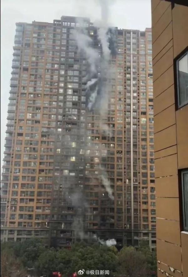 一小区高层住宅凌晨突发火灾，已致4人死亡！亲历者发声...