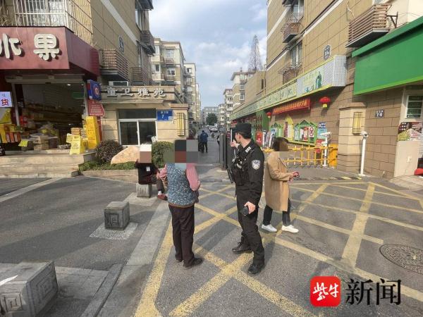 老人外出散步走入景区迷了路，巡逻特警带领她安全回家