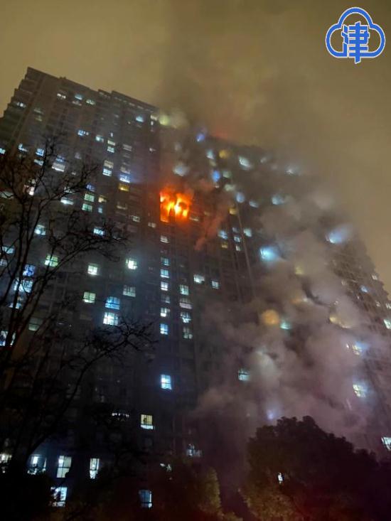 南京小区火灾亲历者：打湿枕套连下30层楼梯