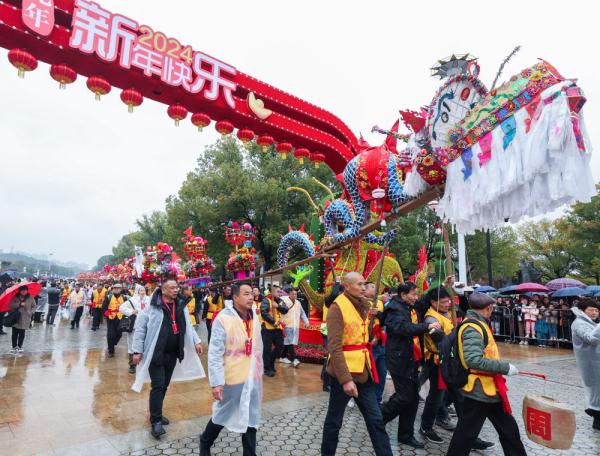 浙江诸暨：民俗“踩街”贺元宵