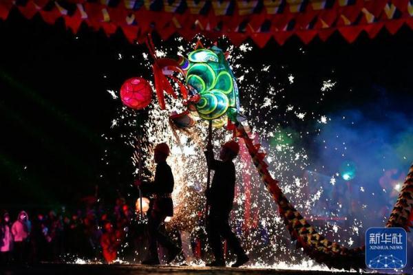 百龙竞技，苗族“舞龙嘘花”闹元宵