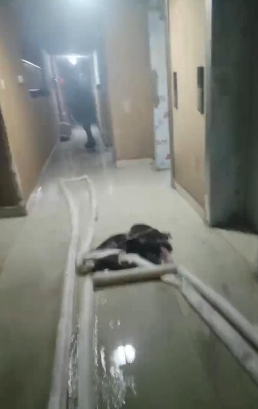 已致15人遇难！南京“2&middot;23”火灾亲历者：楼道全是浓烟，女儿的一句话让他后怕