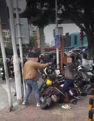 广州一地铁站出口发生砍人事件？警方回应