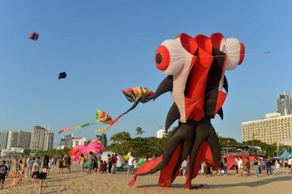泰国芭提雅海滩风筝飞舞 泰国芭提雅海滩风筝飞舞