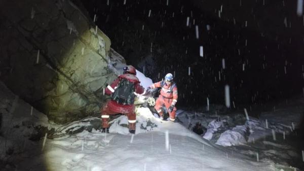 5名雪夜登山被困学生被北京房山消防成功救出 5名雪夜登山被困学生被北京房山消防成功救出