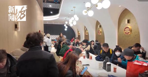 龙年限定版卖爆，上海阿姨爷叔都在抢！北方网友：这种口味接受不了一点……