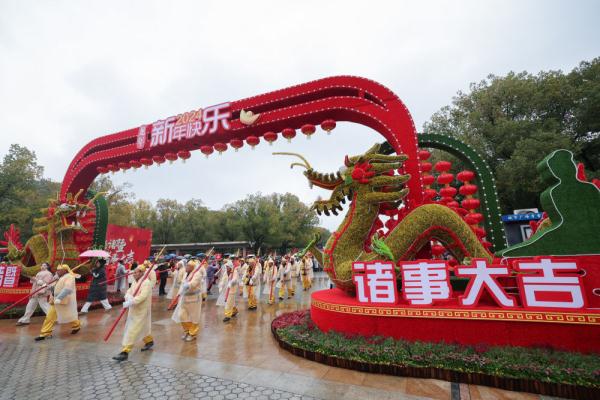 浙江诸暨：民俗“踩街”贺元宵
