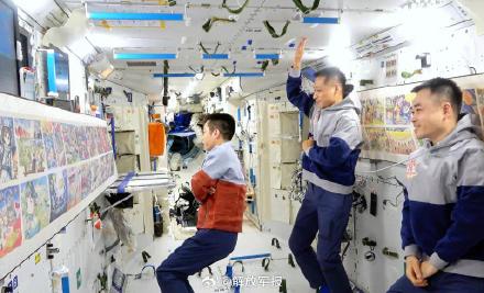 第三届“天宫画展”在中国空间站举办 &nbsp;神舟十七号航天员在轨展示介绍优秀作品