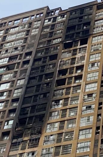 南京小区火灾亲历者：打湿枕套连下30层楼梯