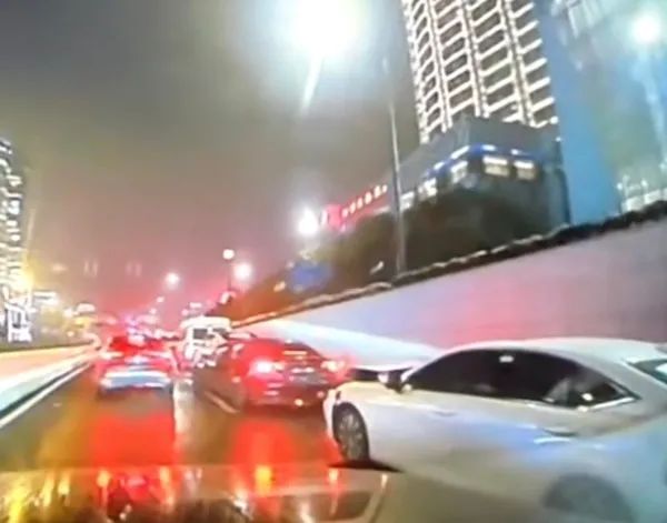 上海黄兴路地道3车追尾致道路拥堵,肇事司机竟偷偷跑了... 上海黄兴路地道3车追尾致道路拥堵,肇事司机竟偷偷跑了...