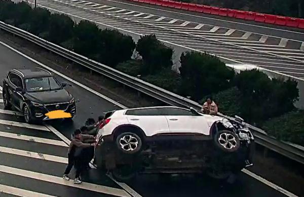 2、4、8、14人…高速上他们纷纷下车，上演一场急速营救