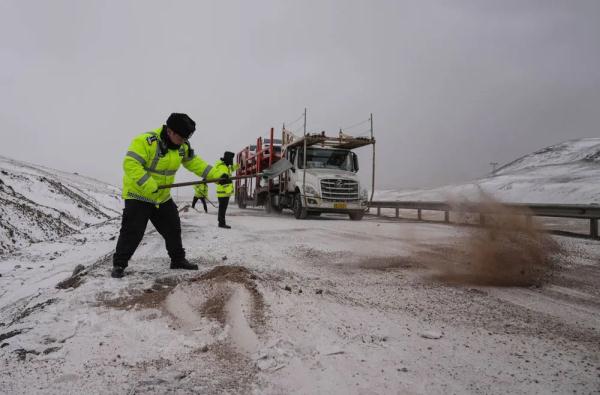 在海拔5231米唐古拉山垭口抛锚 这位司机幸好遇见“天路”守护人
