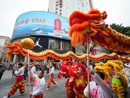图集∣广府庙会登场市民争摸龙头