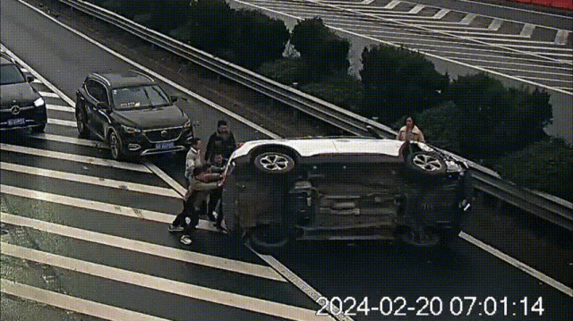 2、4、8、14人…高速上他们纷纷下车，上演一场急速营救