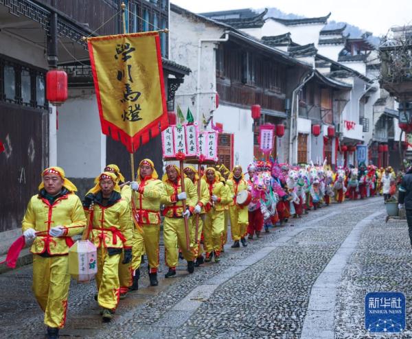浙江杭州：古镇民俗踩街闹元宵