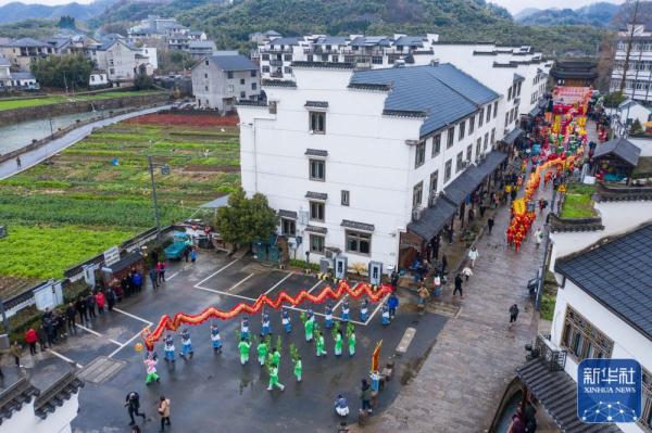 浙江杭州：古镇民俗踩街闹元宵