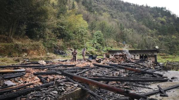 “火烧连营”！4楼起火，1楼、2楼也遭殃