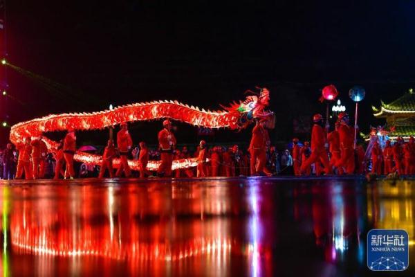 百龙竞技，苗族“舞龙嘘花”闹元宵
