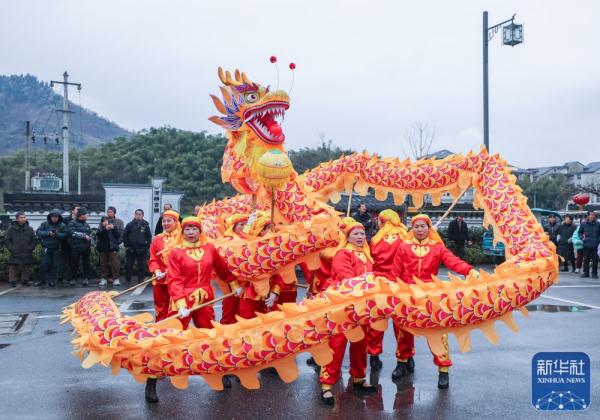 浙江杭州：古镇民俗踩街闹元宵