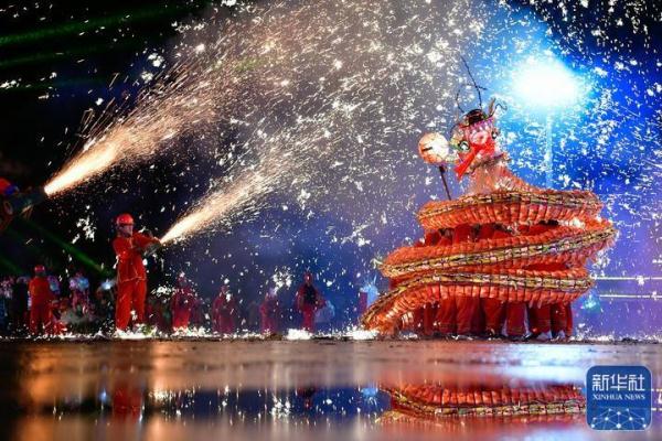 百龙竞技，苗族“舞龙嘘花”闹元宵