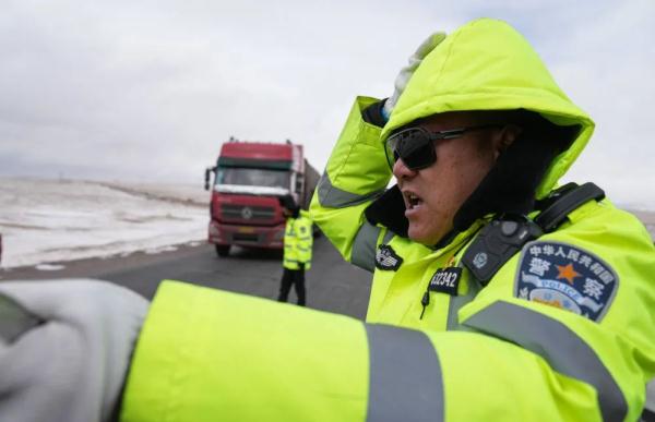 在海拔5231米唐古拉山垭口抛锚 这位司机幸好遇见“天路”守护人