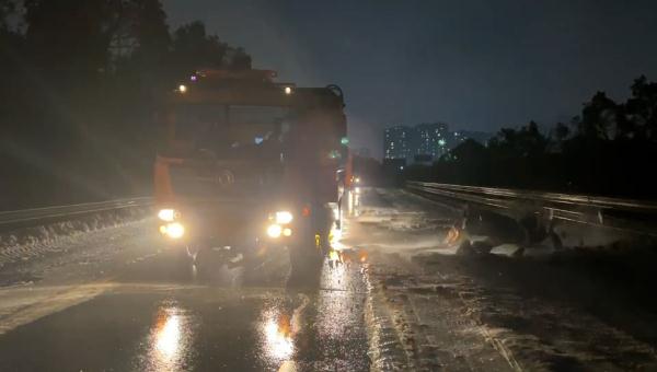 湖南调动“硬核”破冰除雪装备保障高速畅通 湖南调动“硬核”破冰除雪装备保障高速畅通
