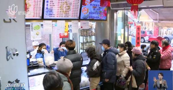 龙年限定版卖爆，上海阿姨爷叔都在抢！北方网友：这种口味接受不了一点……