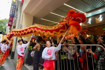 图集∣广府庙会登场市民争摸龙头