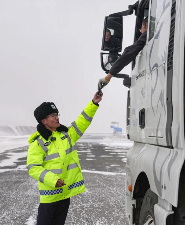 在海拔5231米唐古拉山垭口抛锚 这位司机幸好遇见“天路”守护人