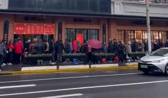 龙年限定版卖爆，上海阿姨爷叔都在抢！北方网友：这种口味接受不了一点……