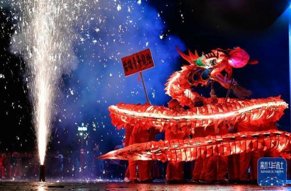 百龙竞技，苗族“舞龙嘘花”闹元宵