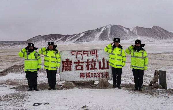 在海拔5231米唐古拉山垭口抛锚 这位司机幸好遇见“天路”守护人