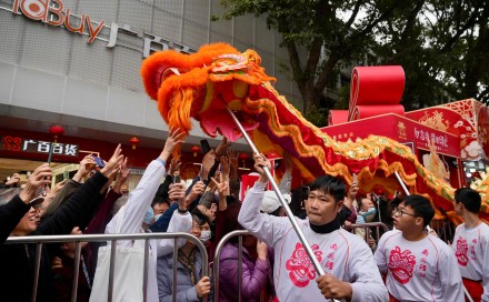 图集∣广府庙会登场市民争摸龙头