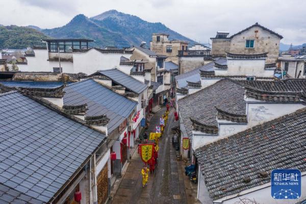 浙江杭州：古镇民俗踩街闹元宵