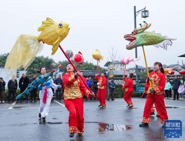 浙江杭州：古镇民俗踩街闹元宵