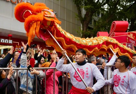 图集∣广府庙会登场市民争摸龙头