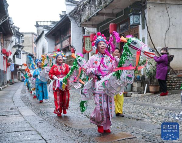 浙江杭州：古镇民俗踩街闹元宵