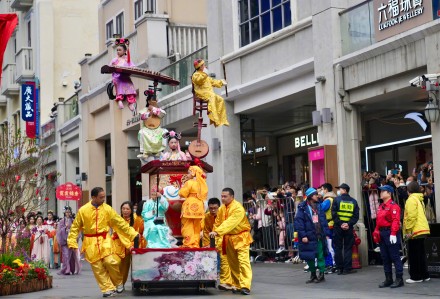 图集∣广府庙会登场市民争摸龙头