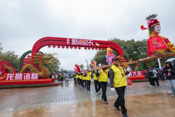 浙江诸暨：民俗“踩街”贺元宵