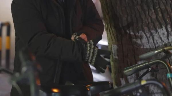 上海13岁女孩出走，监控显示被陌生男子带去宾馆……为何妈妈48小时后才报警？