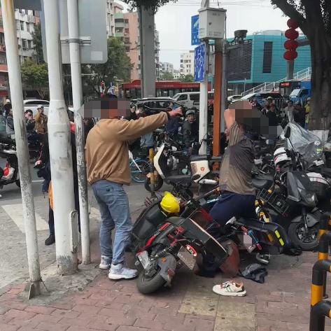 广州一地铁站口有人持刀伤人？警方通报