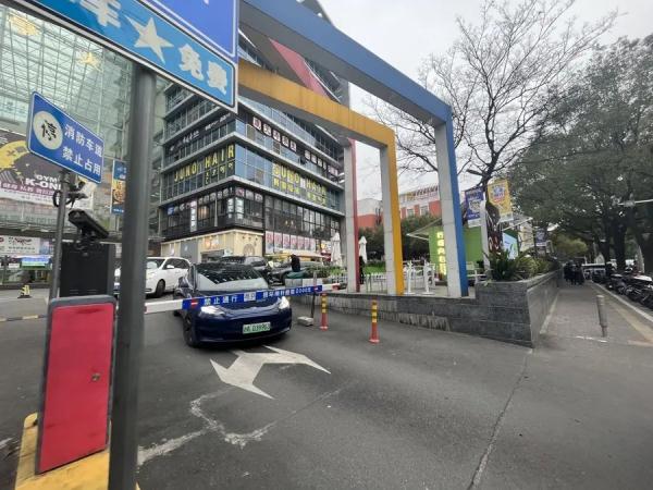 沪上居民叫苦连天，一开学就瘫痪？百余米堵几十分钟…令人窒息！