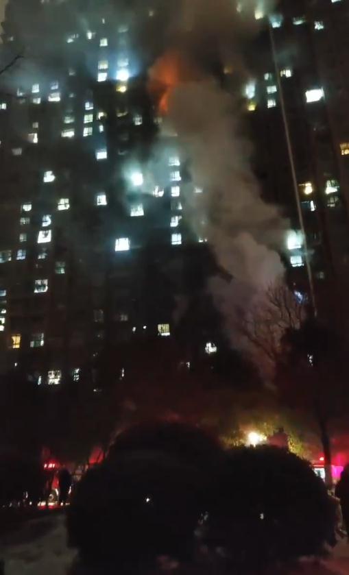 已致15人遇难！南京“2&middot;23”火灾亲历者：楼道全是浓烟，女儿的一句话让他后怕