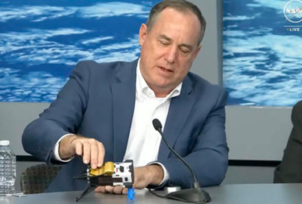 美国月球着陆器侧翻