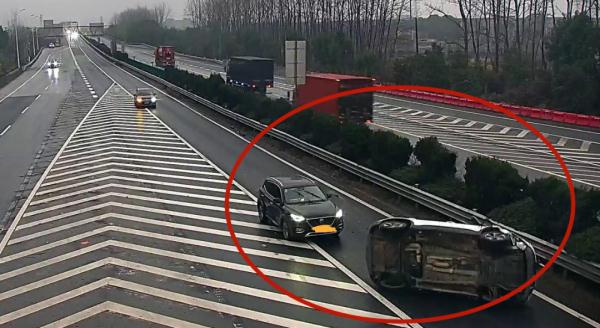 2、4、8、14人…高速上他们纷纷下车，上演一场急速营救