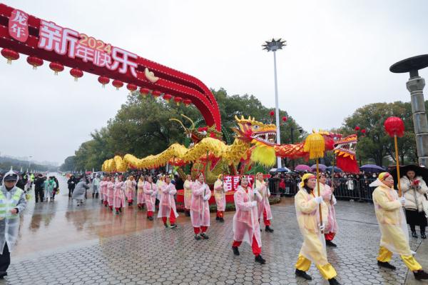 浙江诸暨：民俗“踩街”贺元宵