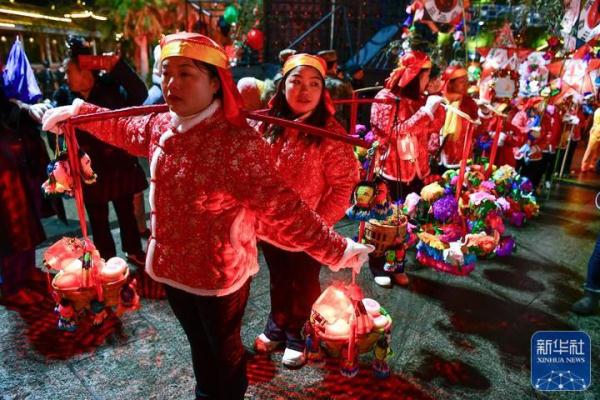 百龙竞技，苗族“舞龙嘘花”闹元宵