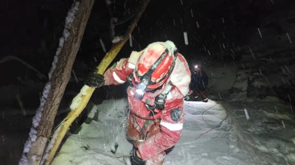 5名雪夜登山被困学生被北京房山消防成功救出 5名雪夜登山被困学生被北京房山消防成功救出