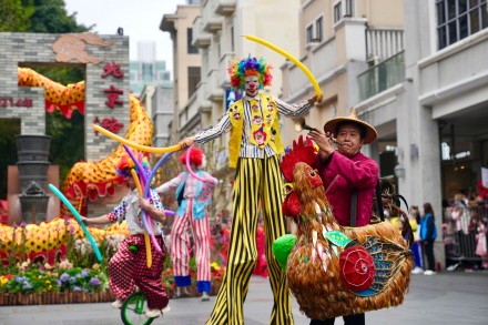 图集∣广府庙会登场市民争摸龙头