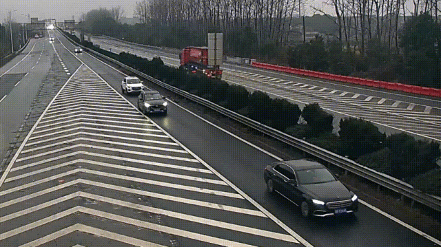 2、4、8、14人…高速上他们纷纷下车，上演一场急速营救